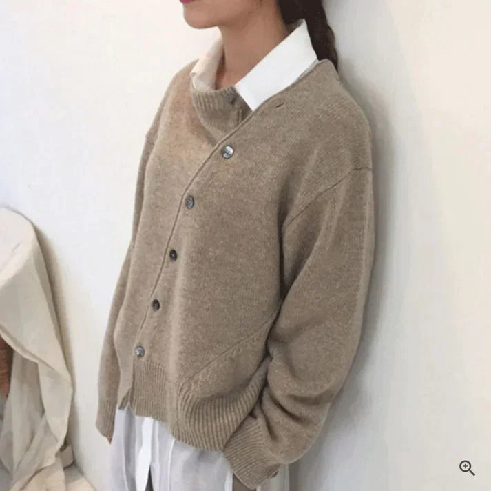 Kuschelige strickjacke mit knöpfen für den frühling