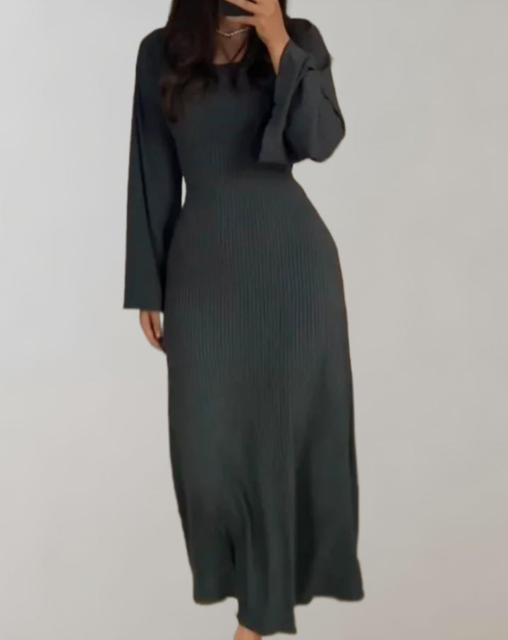 Langes, einfarbiges Strickkleid mit eleganten Glockenärmeln und Rundhalsausschnitt.