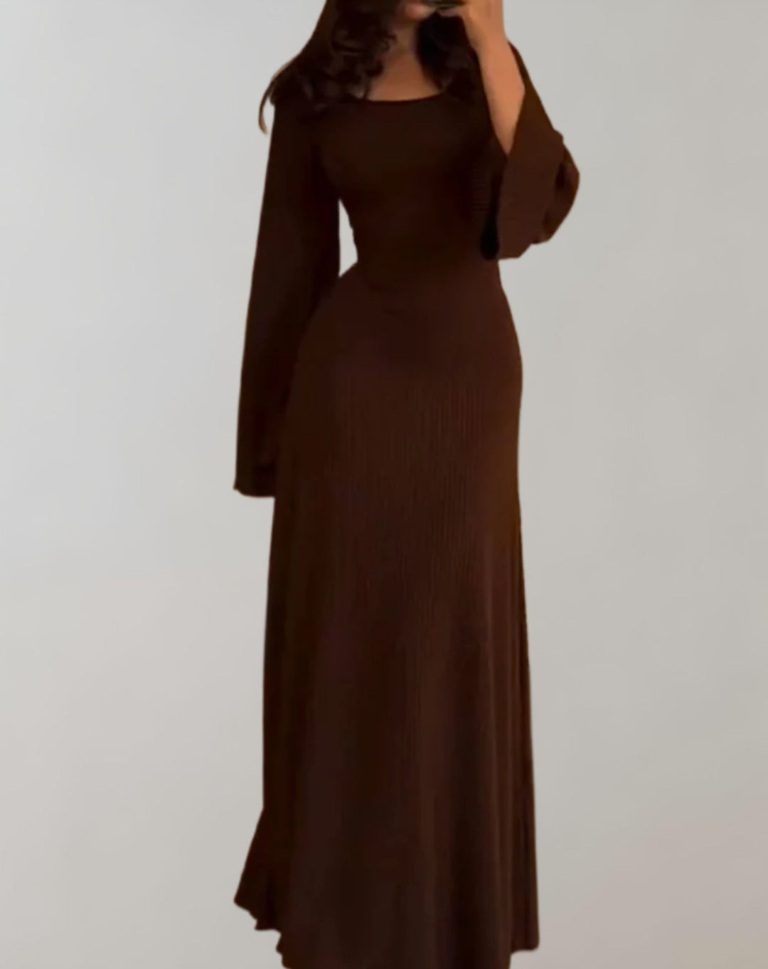 Langes, einfarbiges Strickkleid mit eleganten Glockenärmeln und Rundhalsausschnitt.