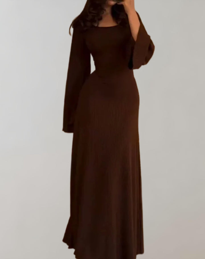 Langes, einfarbiges Strickkleid mit eleganten Glockenärmeln und Rundhalsausschnitt.