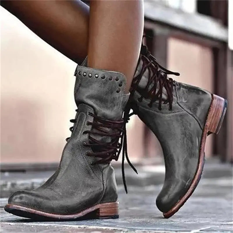 Lozenda - Kunstlederstiefel mit Schnürsenkeln