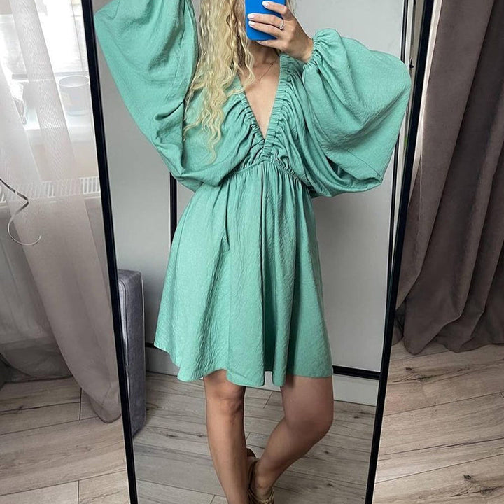 Lozenda - Linien Kleid mit tiefem V-Ausschnitt
