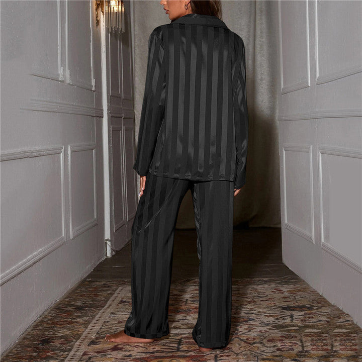 Eleganter Damen-Pyjama aus glattem Material
