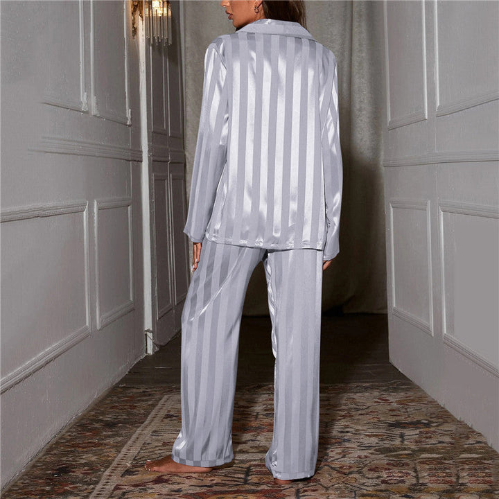 Eleganter Damen-Pyjama aus glattem Material