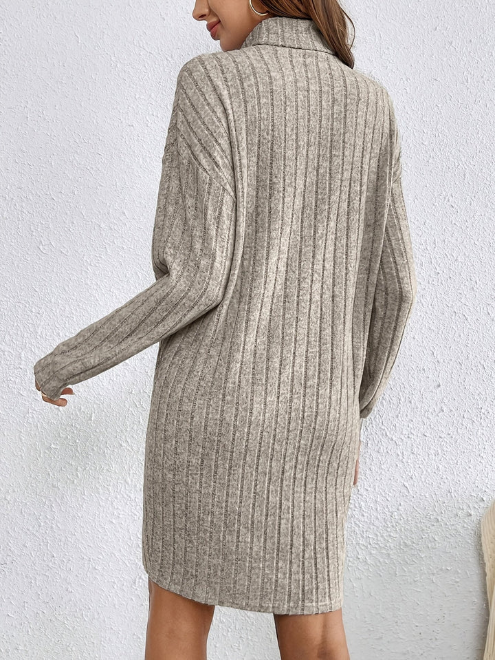 Mia - Einfarbig geripptes Rollkragenkleid