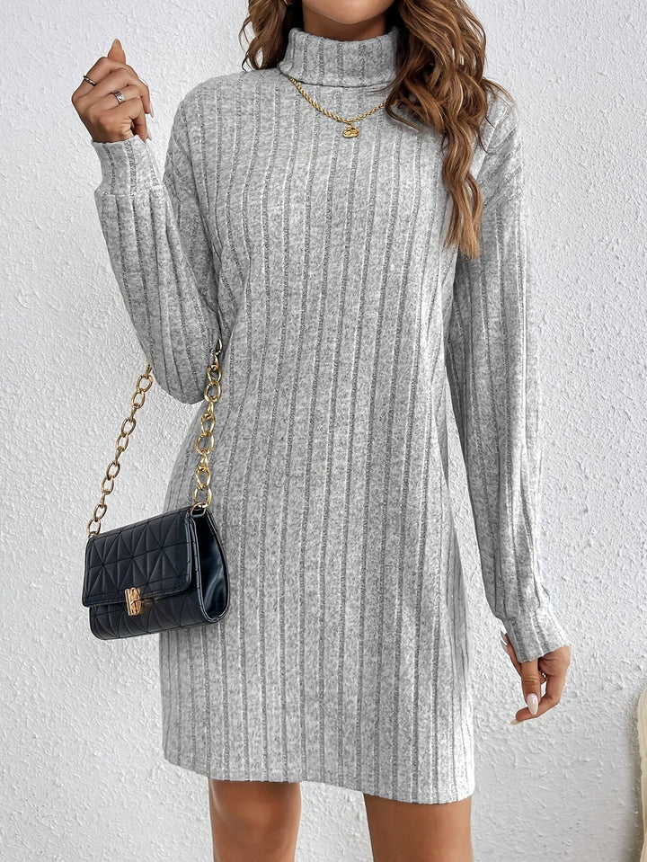 Mia - Einfarbig geripptes Rollkragenkleid