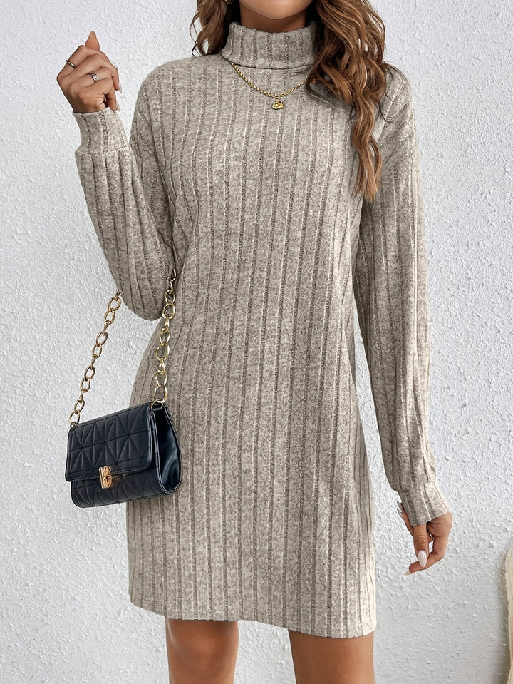 Mia - Einfarbig geripptes Rollkragenkleid