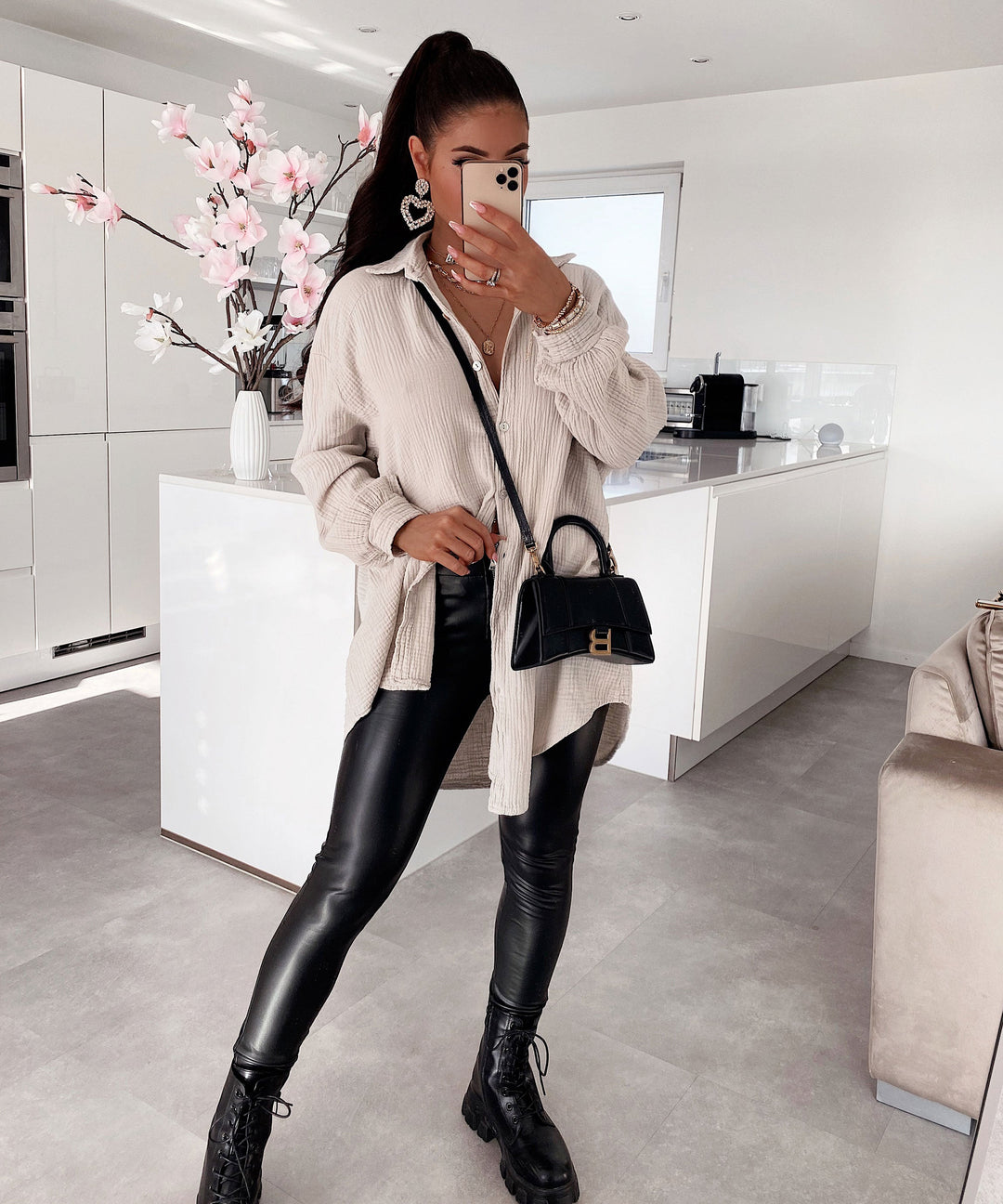 Oversize Musselin Bluse Freya Beige Lang  Ladypolitan - Fashion Onlineshop für Damen   