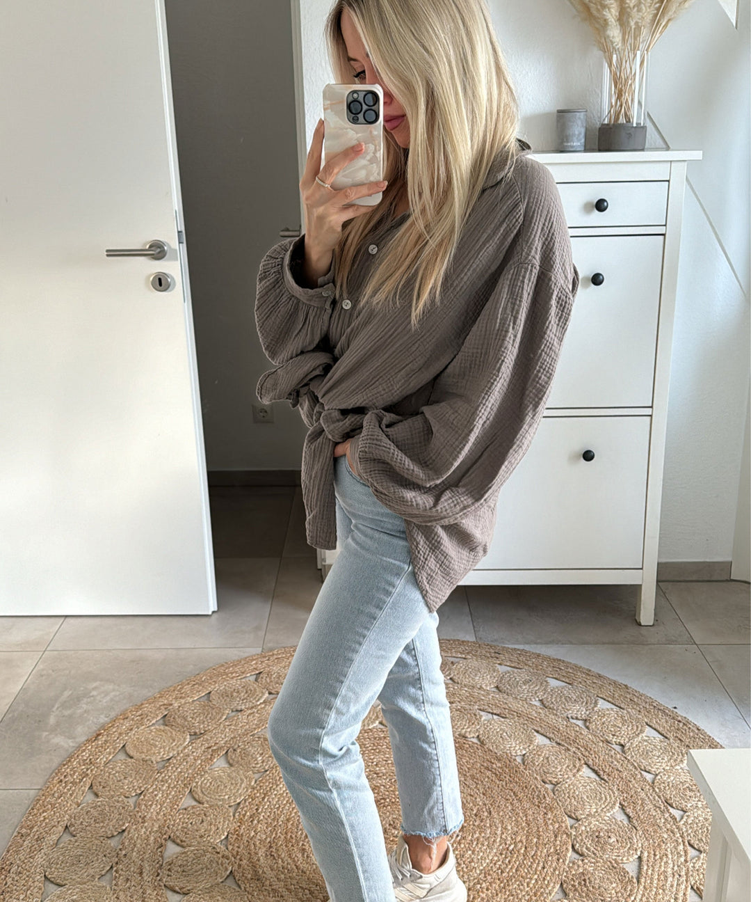 Oversize Musselin Bluse Freya Taupe Kurz  Ladypolitan - Fashion Onlineshop für Damen   