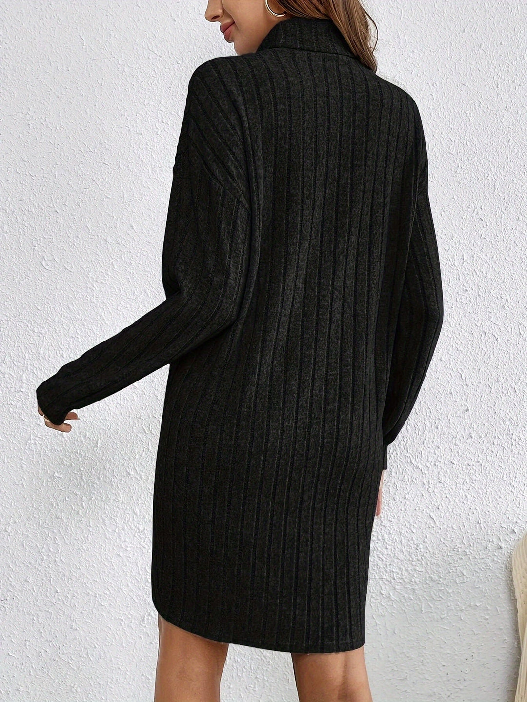 Rippstrickkleid mit Rundhalsausschnitt