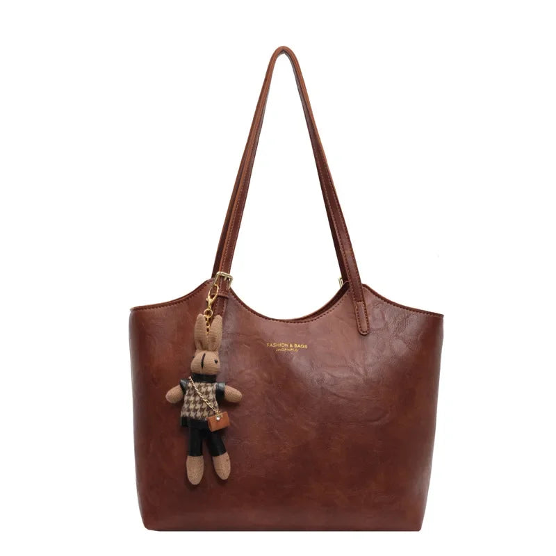 Damen Elegantes  Schultertasche groß mit Anhänger