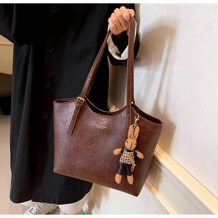 Damen Elegantes  Schultertasche groß mit Anhänger