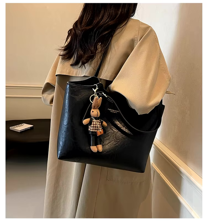 Damen Elegantes  Schultertasche groß mit Anhänger