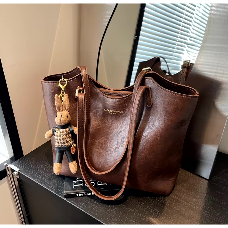 Damen Elegantes  Schultertasche groß mit Anhänger