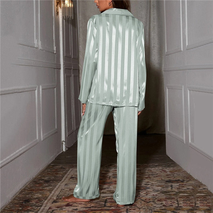 Stilvoller glatter Pyjama für Frauen