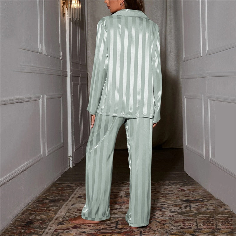 Eleganter Damen-Pyjama aus glattem Material