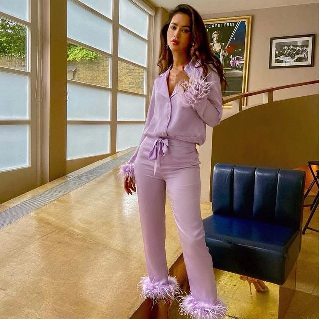 Damen-Pyjama-Set mit Knöpfen und Federn
