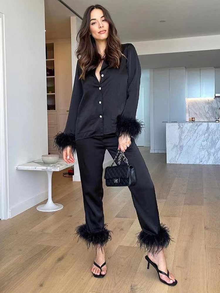 Damen-Pyjama-Set mit Knöpfen und Federn