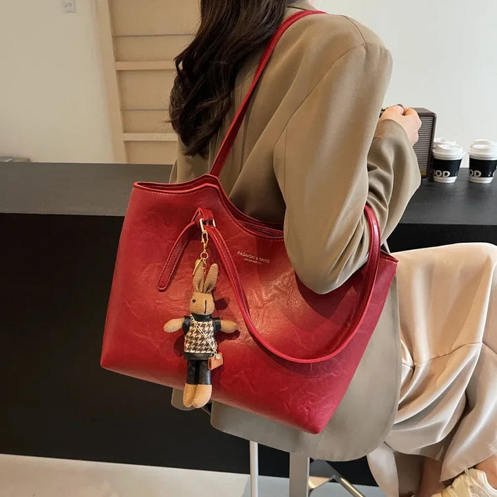 Damen Elegantes  Schultertasche groß mit Anhänger