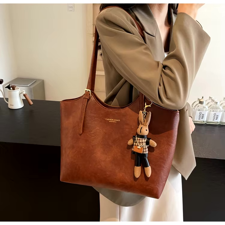 Damen Elegantes  Schultertasche groß mit Anhänger
