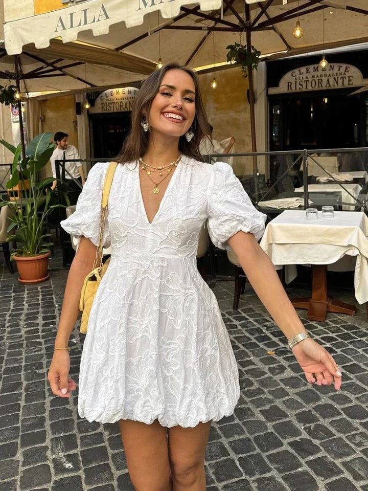 Amelia – Elegantes Kleid mit bestickten Rüschen