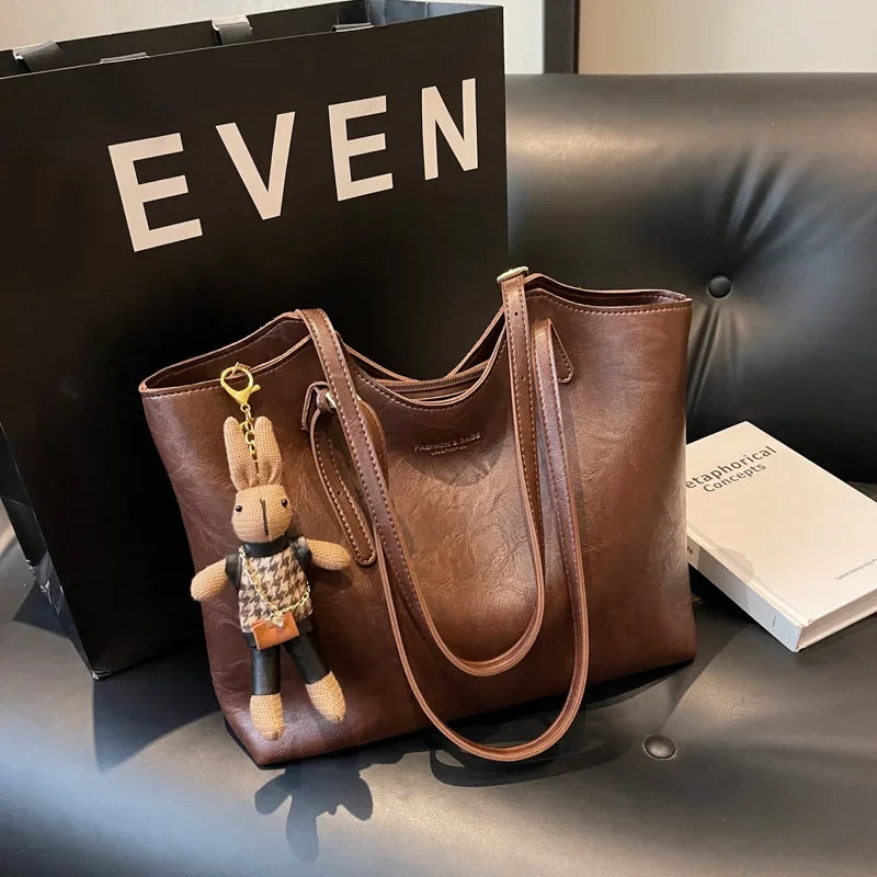 Damen Elegantes  Schultertasche groß mit Anhänger