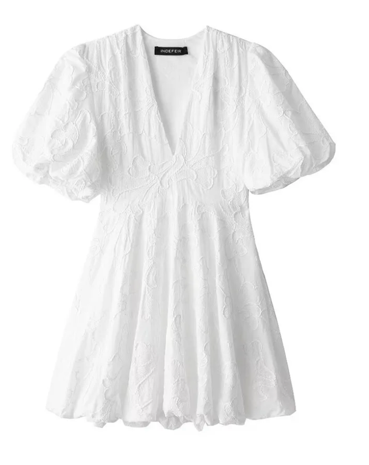 Amelia – Elegantes Kleid mit bestickten Rüschen
