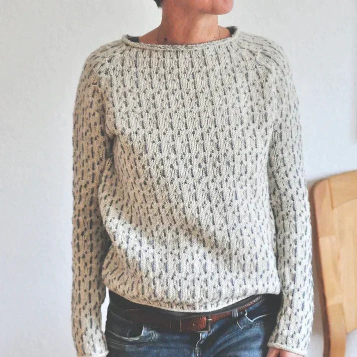 Schicker grauer pullover mit u-boot-ausschnitt