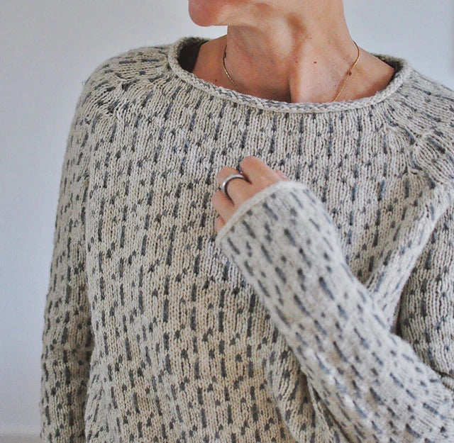 Schicker grauer pullover mit u-boot-ausschnitt