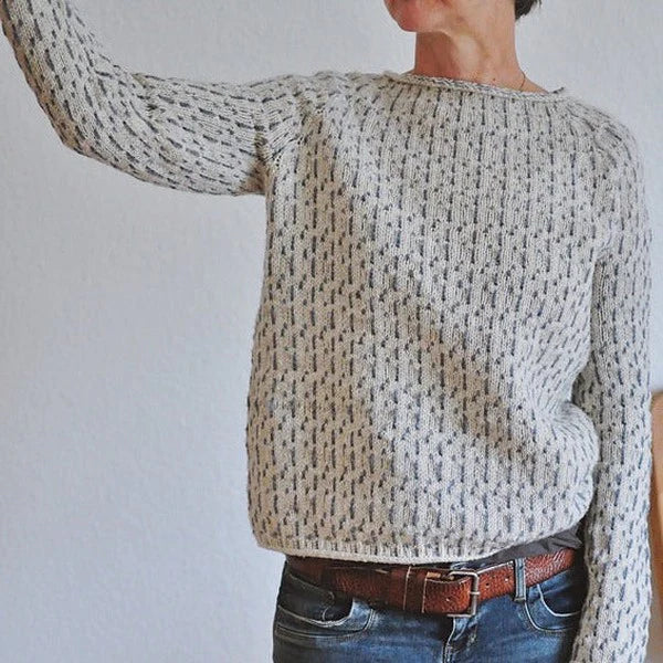 Schicker grauer pullover mit u-boot-ausschnitt