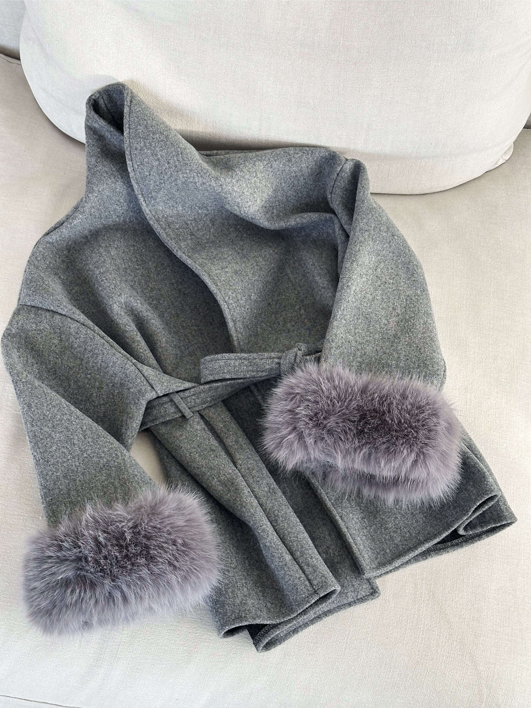 Valeria – Kurze, elegante Damenjacke mit Bindegürtel