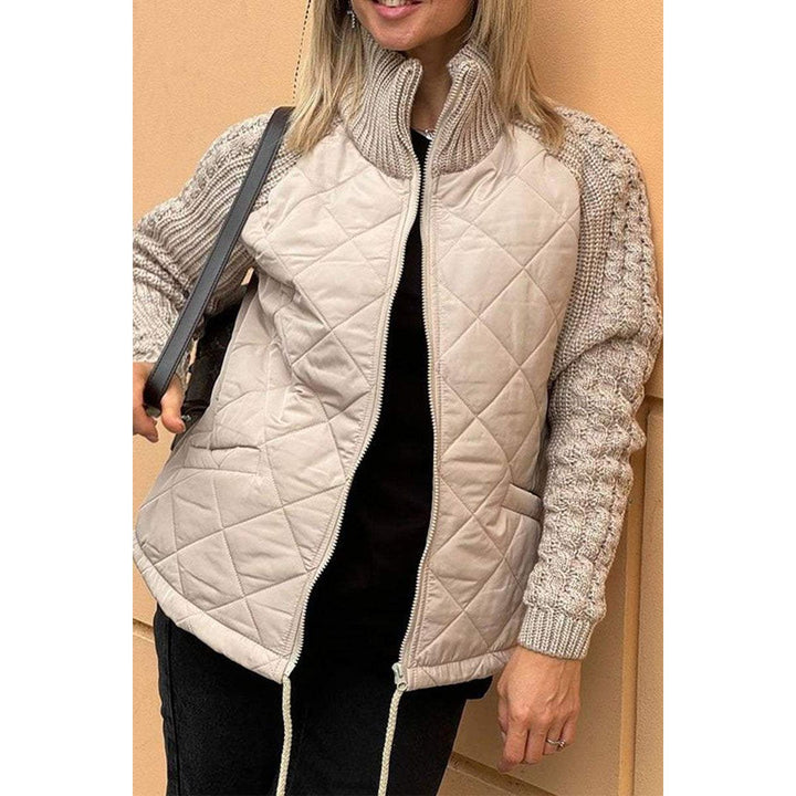 Stylischer Wintermantel mit gestrickten Ärmeln für