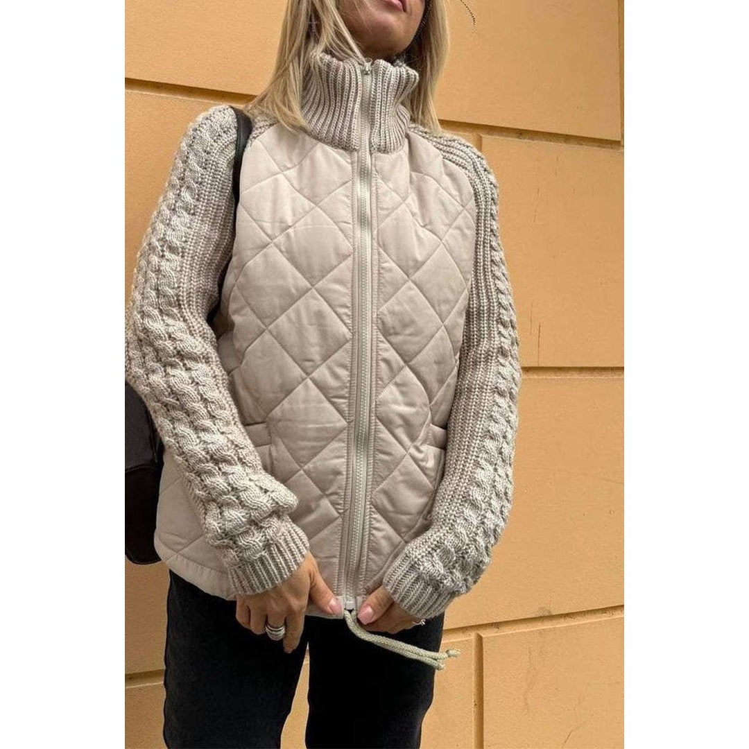 Stylischer Wintermantel mit gestrickten Ärmeln für