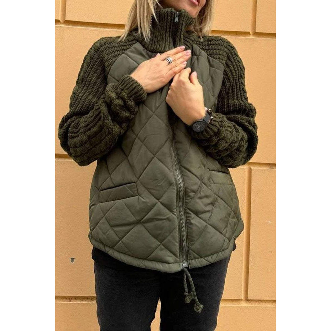 Stylischer Wintermantel mit gestrickten Ärmeln für