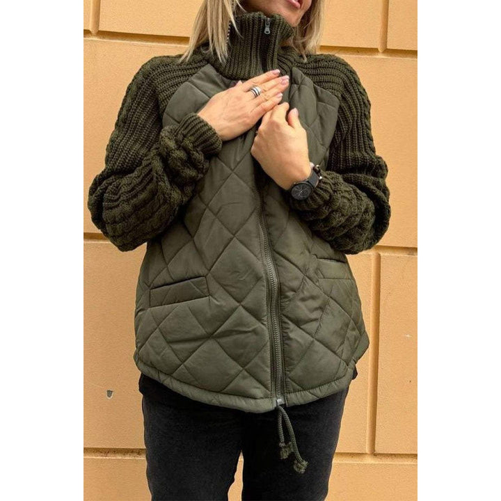 Stylischer Wintermantel mit gestrickten Ärmeln für