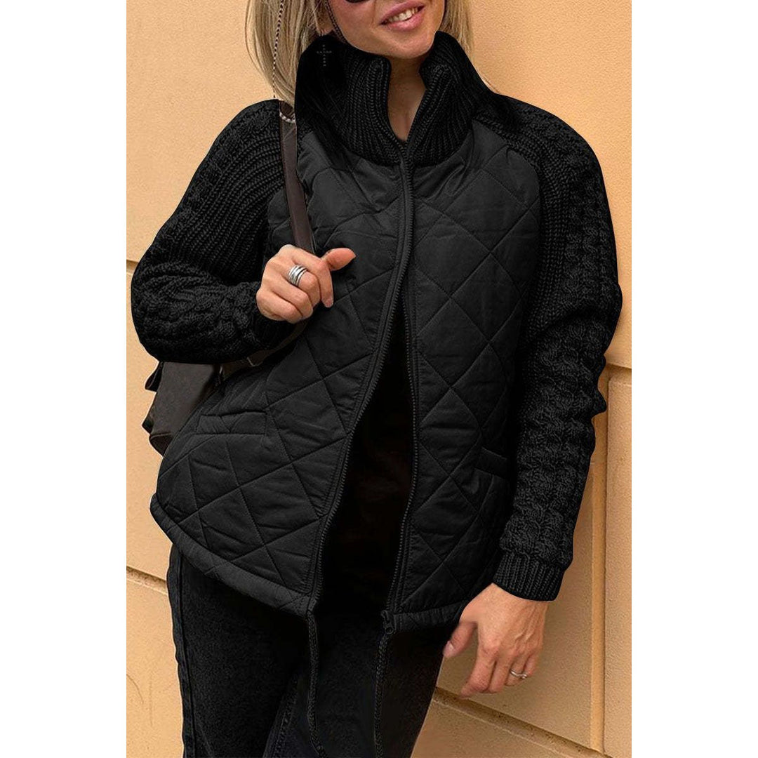 Stylischer Wintermantel mit gestrickten Ärmeln für