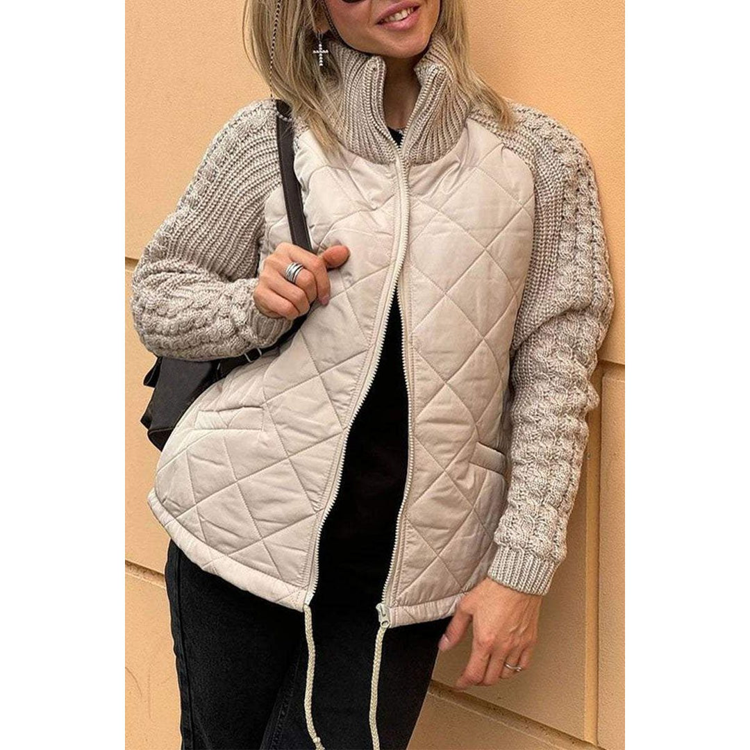 Stylischer Wintermantel mit gestrickten Ärmeln für