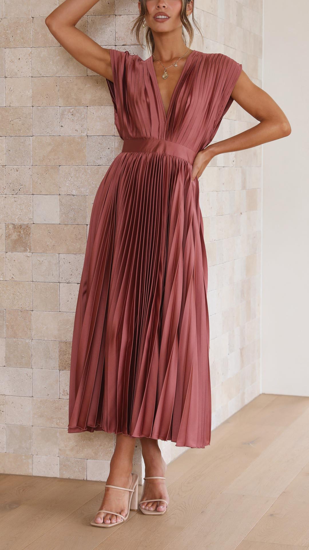 Ella – Elegant Pleated Maxi Dress for Women - Image 2