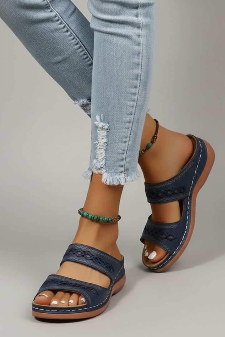 Greta | Damen Slides mit Doppelriemen und dekorativen Ausschnitten