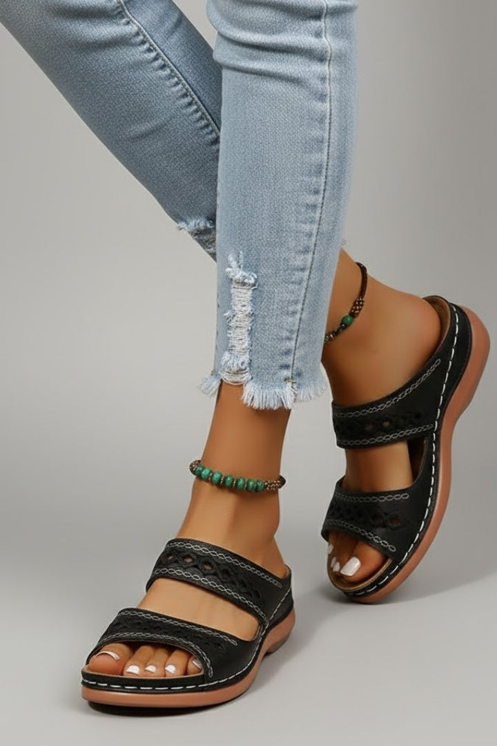 Greta | Damen Slides mit Doppelriemen und dekorativen Ausschnitten