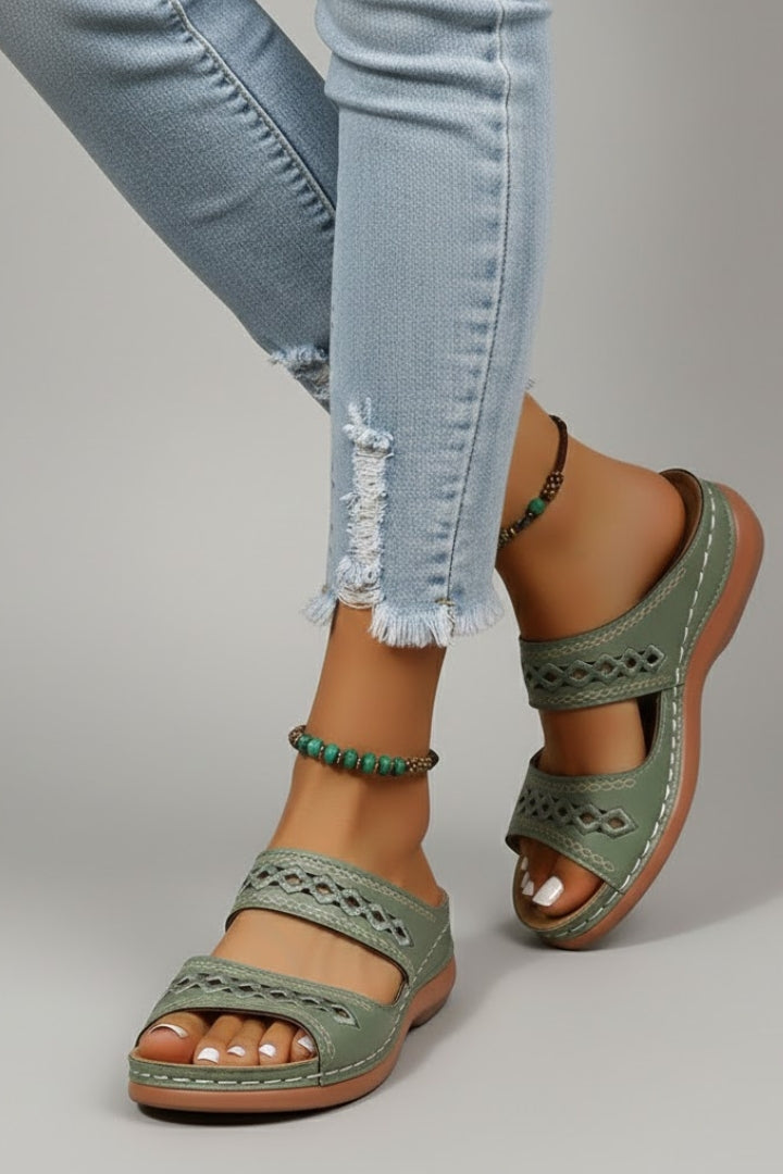 Greta | Damen Slides mit Doppelriemen und dekorativen Ausschnitten