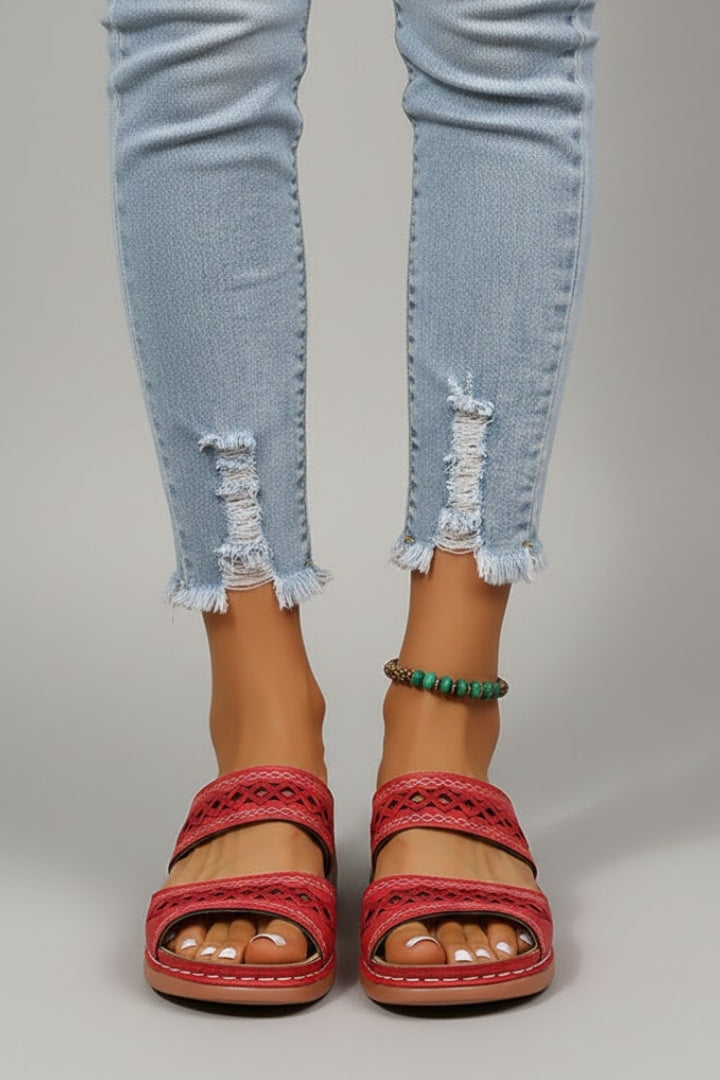 Greta | Damen Slides mit Doppelriemen und dekorativen Ausschnitten