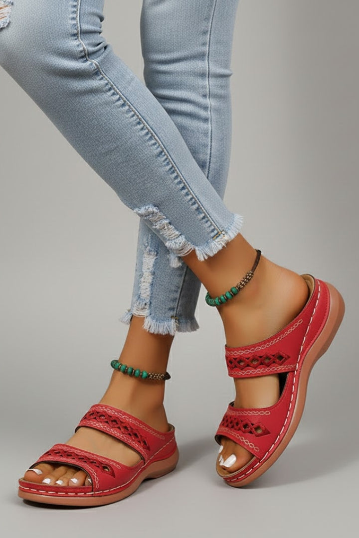 Greta | Damen Slides mit Doppelriemen und dekorativen Ausschnitten