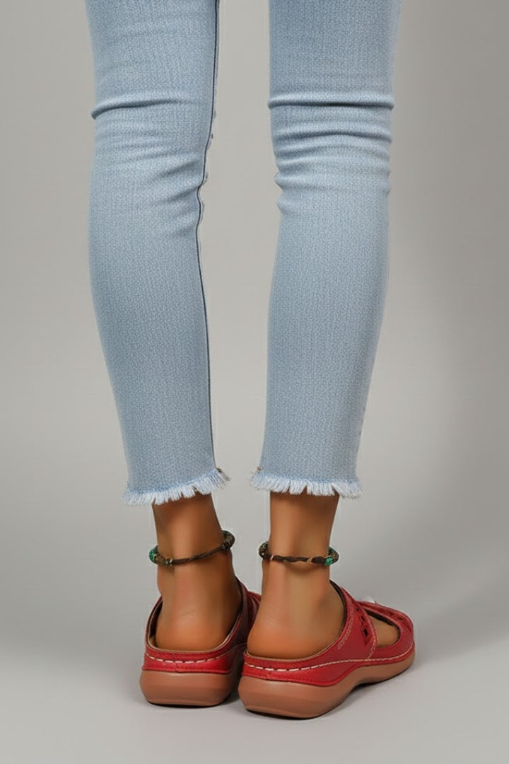 Greta | Damen Slides mit Doppelriemen und dekorativen Ausschnitten
