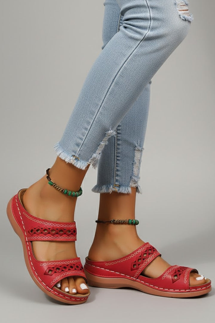 Greta | Damen Slides mit Doppelriemen und dekorativen Ausschnitten