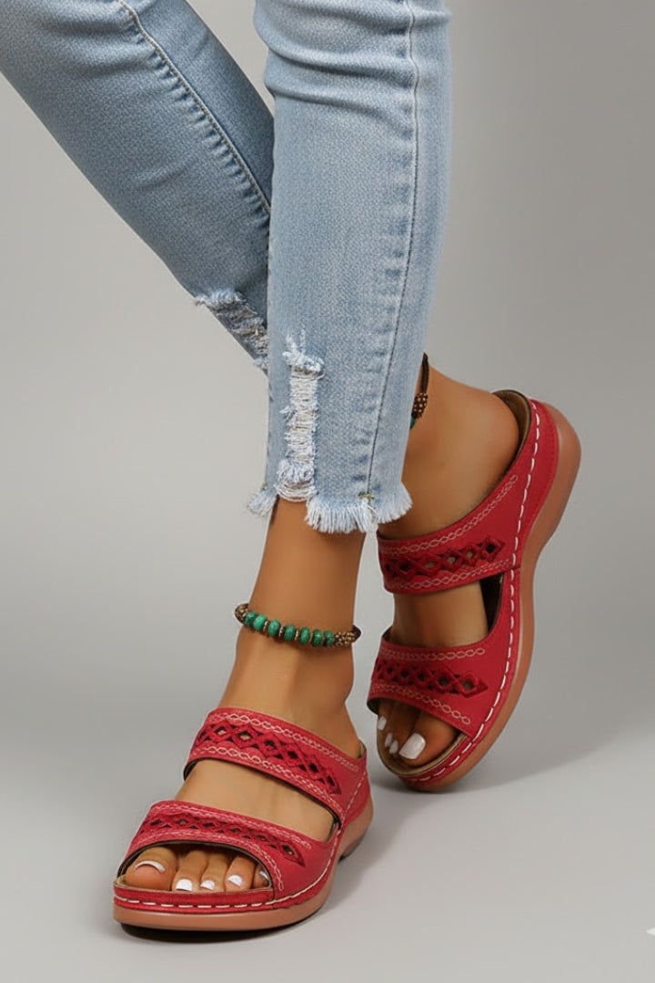 Greta | Damen Slides mit Doppelriemen und dekorativen Ausschnitten