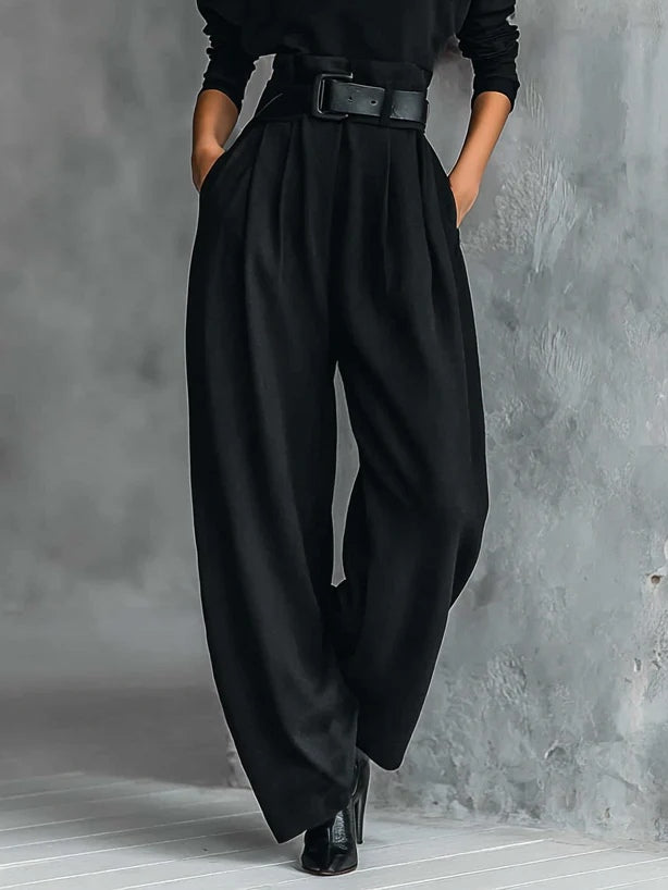 Damen-Zweiteiler: Rollkragenpullover, Hose, Gürtel