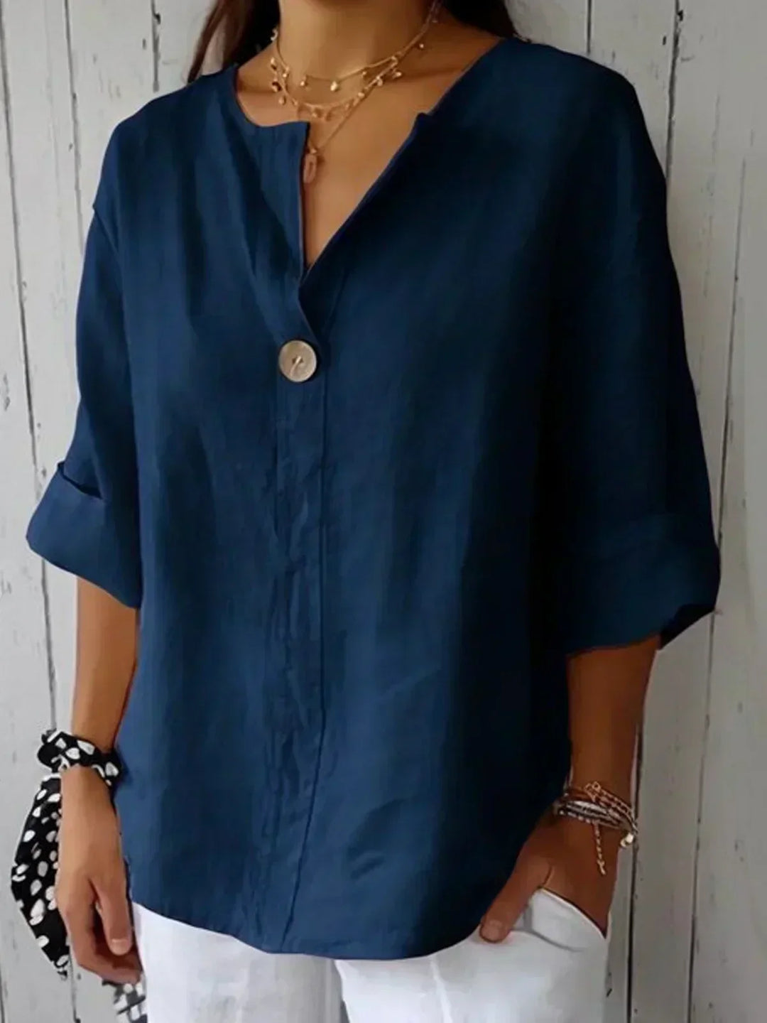 Lena – Leinenbluse mit V-Ausschnitt und Knopfdetail
