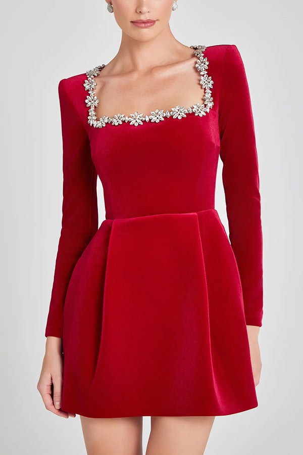 Daisy – Elegantes Damen-Minikleid mit Schmuckausschnitt
