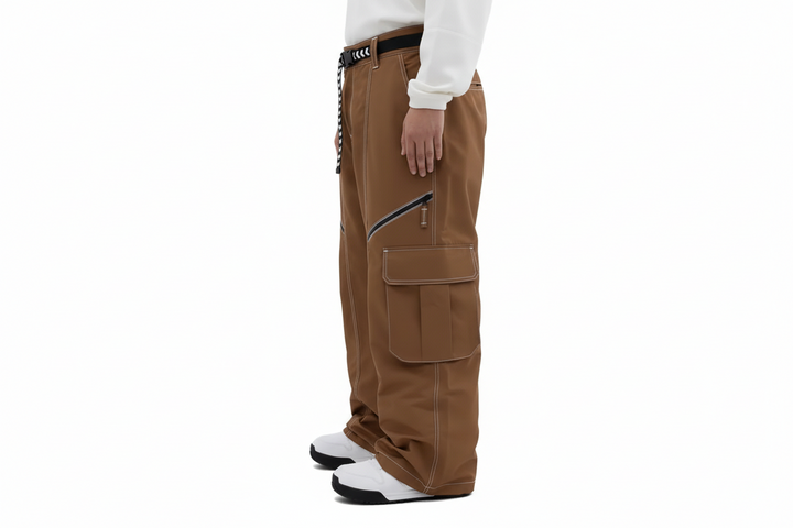 Cargohose mit aufgesetzten Taschen und Reißverschlussdetails-Men Pants-Alpenkind